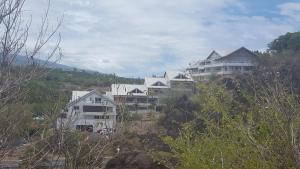 un gruppo di case in cima a una collina di Ocean Appart a Saint-Gilles-les Bains