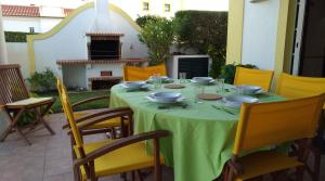 
A restaurant or other place to eat at Porto Covo Rodrigues House

