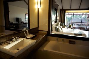 功孟海滩The Elements Krabi Resort - SHA Plus的带水槽和大镜子的浴室
