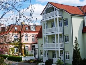 a row of houses in a city at Ferienwohnungen am Rosenhof in Kühlungsborn