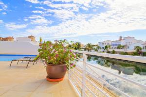 Bazén v ubytovaní LEON INMO Luxusvilla Coral - 10190 alebo v jeho blízkosti