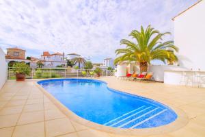 Bazén v ubytovaní LEON INMO Luxusvilla Coral - 10190 alebo v jeho blízkosti