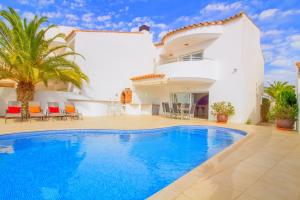 Bazén v ubytovaní LEON INMO Luxusvilla Coral - 10190 alebo v jeho blízkosti