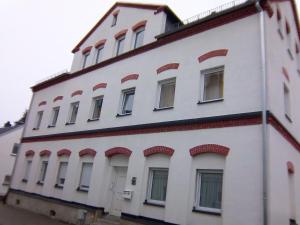 een wit gebouw met ramen aan de zijkant bij Ferienwohnungen Bochmann in Schneeberg