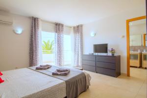 Posteľ alebo postele v izbe v ubytovaní LEON INMO Luxusvilla Coral - 10190
