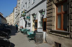 ウィーンにあるModern City Apt, next to Metroの緑のテーブルと椅子が並ぶ通り