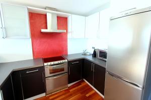 Una cocina o zona de cocina en LEON INMO Apartment Playa y Sol - 10024