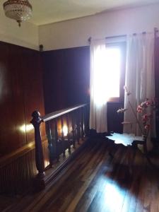 a living room with a window and a wooden floor at Cedro Departamentos Temporarios in Posadas