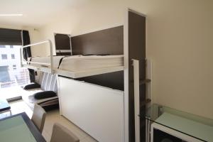 ロザスにあるmilleni 3222の二段ベッド2組が備わる客室です。