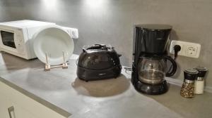 una encimera con microondas y una bolsa junto a una licuadora en Haus Meeresbrise, en Büsum