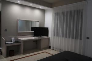TV a/nebo společenská místnost v ubytování Hotel Giulia Ocean Club