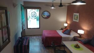 1 dormitorio con cama, mesa y ventana en Qui Home en Córdoba