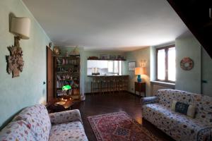 uma sala de estar com dois sofás e uma mesa em Old Harbour House em Grado