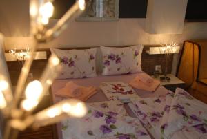 a bedroom with a bed with flowers and pillows at Villa Milmari in Kopaonik