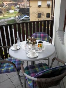 einen weißen Tisch und Stühle auf dem Balkon in der Unterkunft Apartment Panda in Dolenjske Toplice