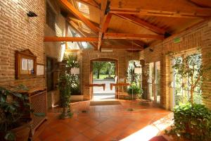 um pátio interior com um edifício em tijolo e um tecto em madeira em Hotel Real Monasterio de San Zoilo em Carrión de los Condes