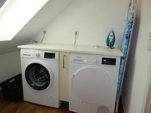 a washing machine in a room with a counter at Haus Geni in Nettetal