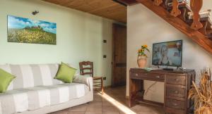 salon z kanapą i drewnianym stołem w obiekcie Locanda Camera con Vista w mieście Faenza