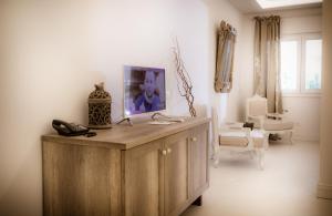 een kamer met een houten kast met een foto erop bij Le Jardin Potager in Rome