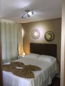 um quarto com uma cama com um cobertor em cima em Farol da Rata em Fernando de Noronha