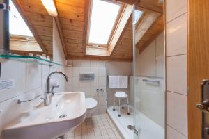 Koupelna v ubytování Hotel Alpina