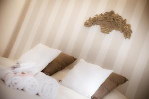 Pokój z 2 poduszkami na łóżku ze ścianą w obiekcie Le Jardin Potager w Rzymie
