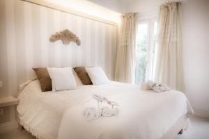 een slaapkamer met een wit bed met handdoeken erop bij Le Jardin Potager in Rome