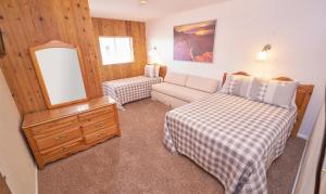 a hotel room with two beds and a couch at Chateau Apres Lodge in Park City