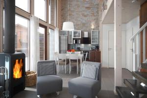 a living room with a fireplace and a dining room at Holiday Club Himos Apartments in Jämsä +9 photos