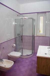 uma casa de banho com um chuveiro, um WC e um lavatório. em Bouganville & Sea em Amalfi