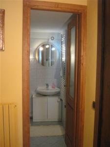 a bathroom with a sink and a mirror at Il Pergolato in Cannero Riviera