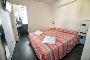 a hotel room with a bed with towels on it at B&B La Chiave in Vietri sul Mare