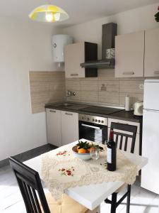 Kuchyň nebo kuchyňský kout v ubytování Cosy Apartments