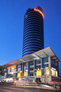Un bâtiment avec un panneau en haut dans l'établissement Scala Turm Hotel Restaurant, à Iéna