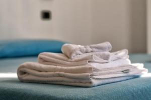 stos ręczników leżący na łóżku w obiekcie B&B La Chiave w mieście Vietri sul Mare