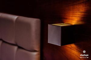 uma caixa de metal na parede ao lado de uma cadeira em Shushupe Hotel em Tingo María