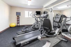 Fitness centrum a/nebo fitness zařízení v ubytování Days Inn by Wyndham Albany SUNY