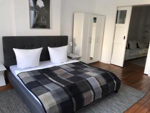 Un dormitorio con una cama con una manta a cuadros. en Bremer Viertel, en Bremen