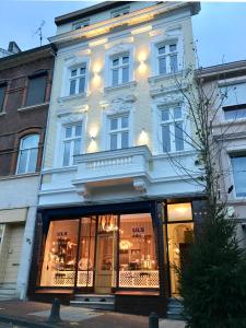 een wit gebouw met veel ramen bij Vaals - Aachen Apartaments in Vaals