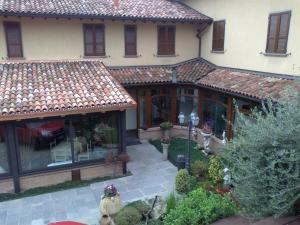 une image d'une maison avec une cour dans l'établissement Hotel Ristorante La Bettola, à Urgnano