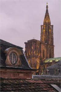 una gran catedral con una torre de reloj delante de ella en L'oeil sur la flèche, en Estrasburgo