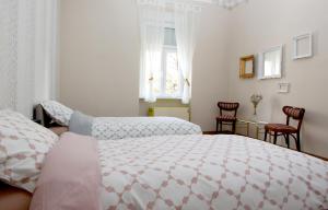 City Center Apartment MIKA في بلغراد: غرفة نوم بيضاء بها سرير ونافذة