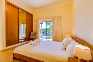 Un pat sau paturi într-o cameră la Casa da Praia Verde +81 fotografii