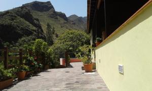 un balcón con macetas y una montaña en Casa Rural Rincón del Olivo, en Lomito Fragoso y Honduras