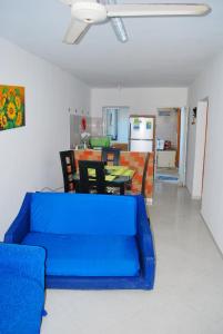 Sofá azul en la sala de estar con mesa en Casa Villa Toledo, en Santa Marta