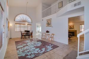 sala de estar con escalera y comedor en Red Rock Vacation Villa, en Las Vegas