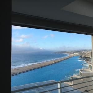 - une vue sur la plage depuis la fenêtre dans l'établissement Vista Panoramica San Alfonso del Mar, à Algarrobo