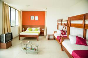 Katil dua tingkat atau katil-katil dua tingkat dalam bilik di Hotel RC Tonsupa