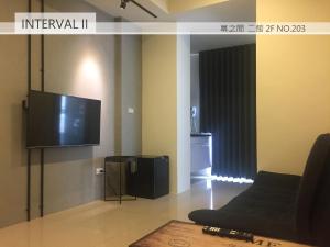 Uma televisão e/ou sistema de entretenimento em Interval