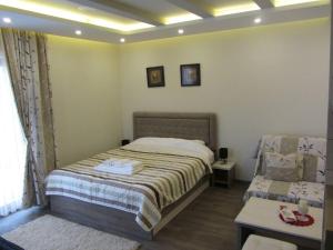 Ένα ή περισσότερα κρεβάτια σε δωμάτιο στο Apartman Mia Milmari +29 φωτογραφίες